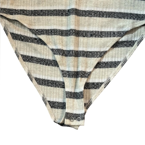 Forever 21 Women’s Off - White Striped Long Sleeve BodySuit in size Small - Picture 3 of 6